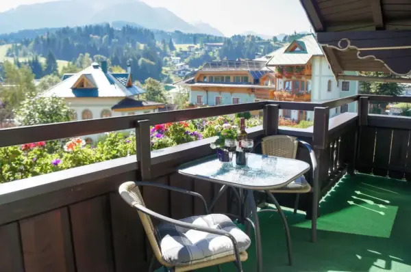 Großer Südbalkon mit Sitzgelegenheit und atemberaubendem Panoramablick auf den Wildseeloder und die Kitzbüheler Alpen